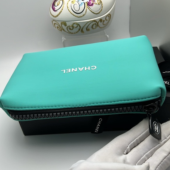 CHANEL Beauty Neoprene Cosmetic Bag CC Zipper Pull Charm Rare Tiffany Blue NWOT - Picture 7 of 17